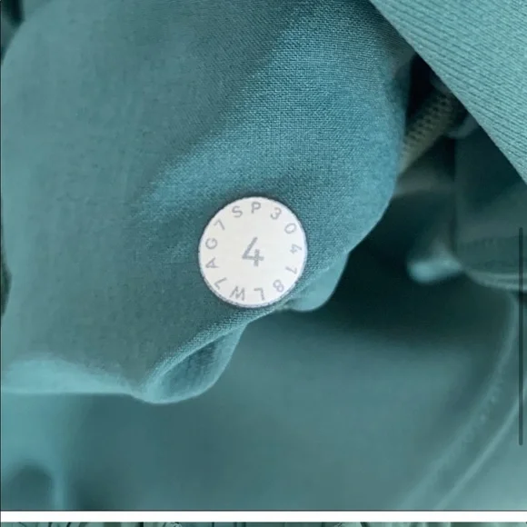 Lululemon On The Fly Short Size 4 - Picture 6 of 6